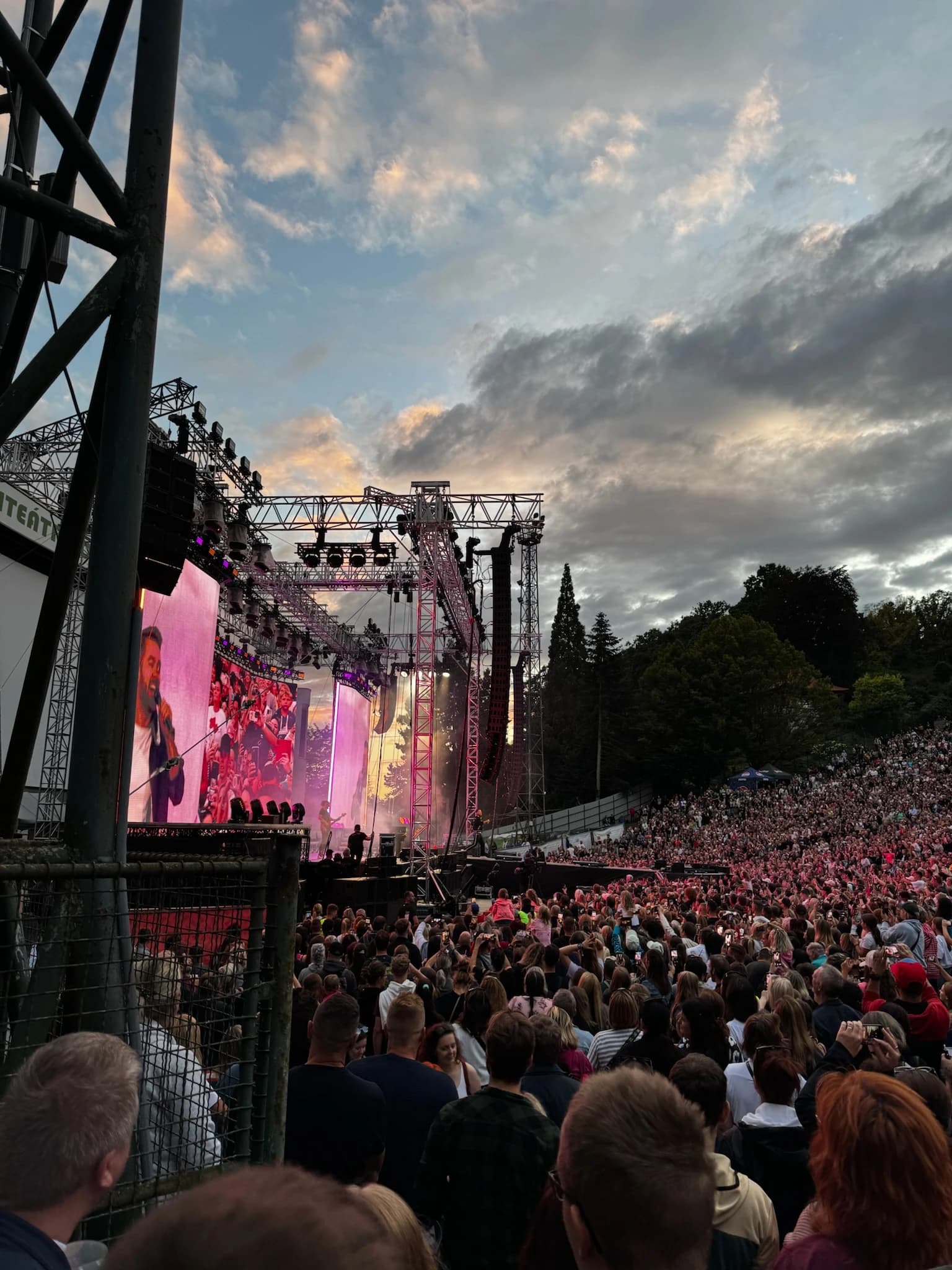 Letní open-air festival s publikem a velkým pódiem při západu slunce